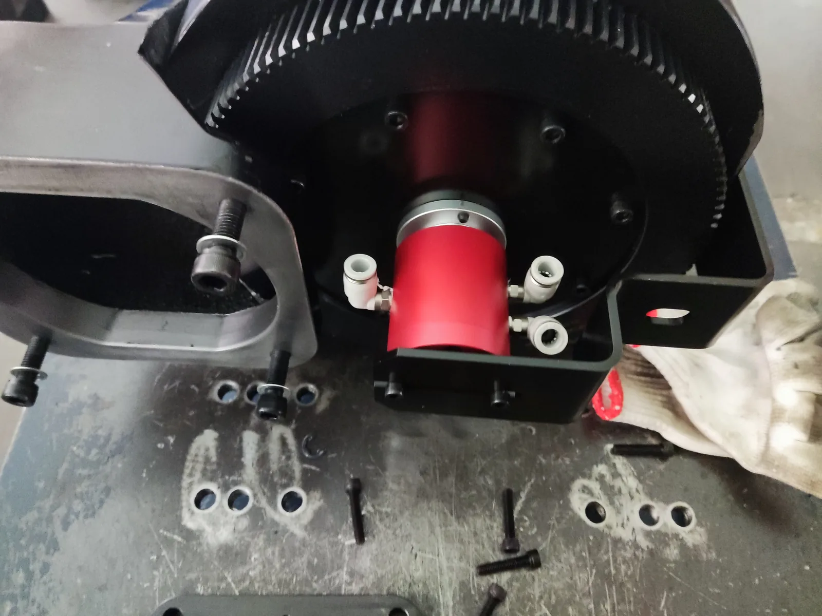 Pneumatic rotary union installed at the rear chuck of a laser tube cutting machine
