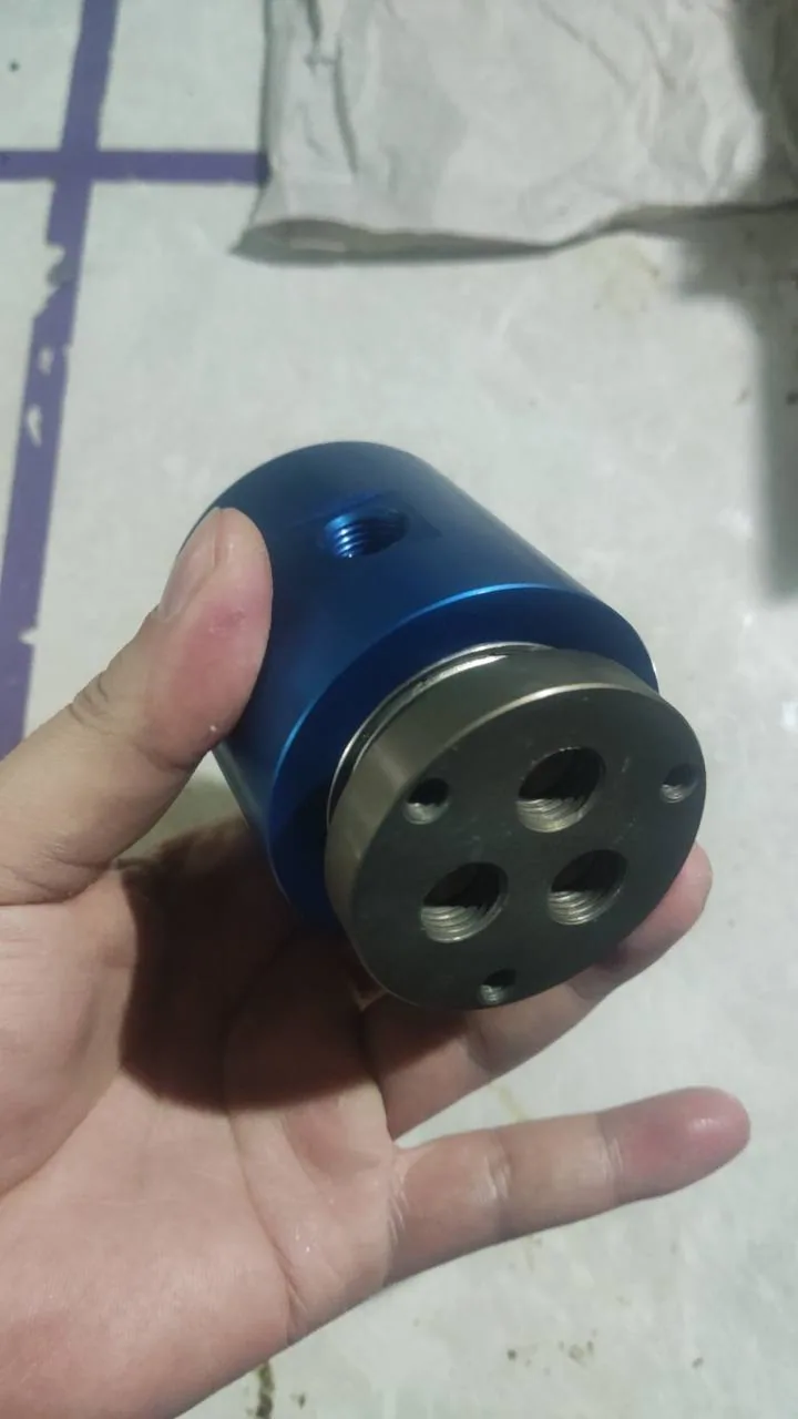 Gros plan d’un raccord tournant pneumatique avec corps de stator anodisé et rotor anodisé dur